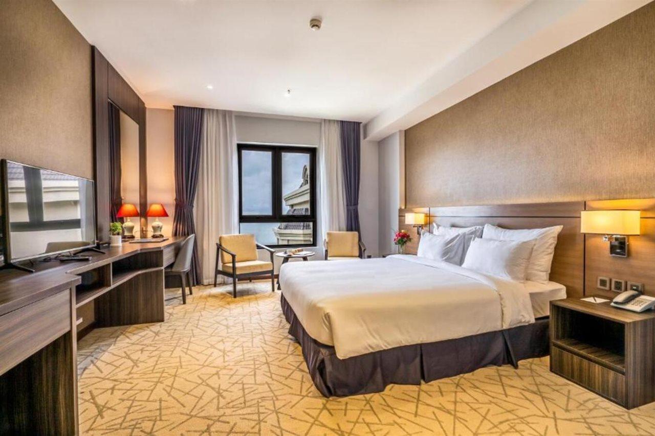 The Cap Khách sạn 4*